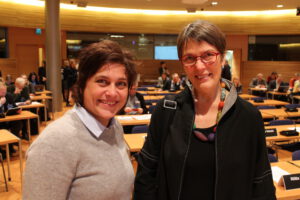 Ympäristövaliokunnan puheenjohtaja Satu Hassi ja varapuheenjohtaja Silvia Modig valiokunnan avoimessa kokouksessa 25.11.2015