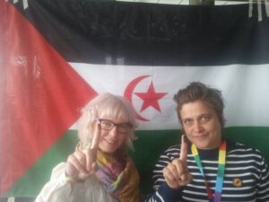 Minä ja Aino-Kaisa Pekonen Oulun puoluekokouksessa Länsi-Saharan vapautta ja itsenäisyyttä puolustavassa solidaarisuuskampanjassa.