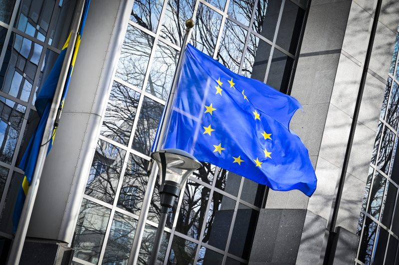 Kuvassa EU:n lippu EU-parlamentin ulkopuolella Brysselissä