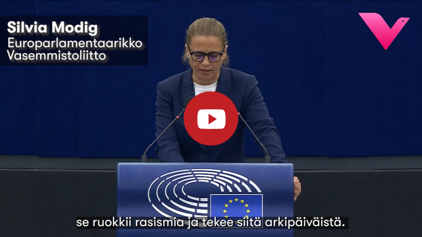 Kuva europarlamentaarikko Silvia Modigista puhumassa Euroopan parlamentin täysistunnossa.